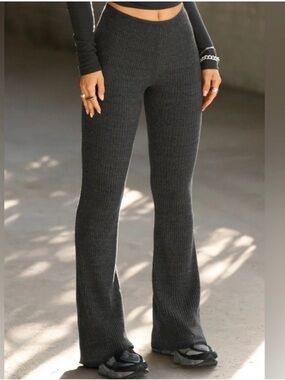 Joah Brown Ribbed Flare Pants
Grey High Waisted Knit Leggings S/M